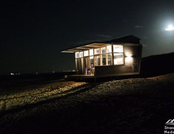 Strandhuisje Cadzand in de avond