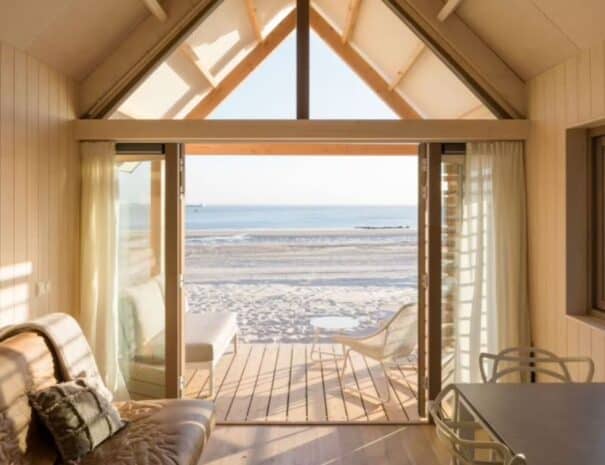 Met uitzicht op strand en zee