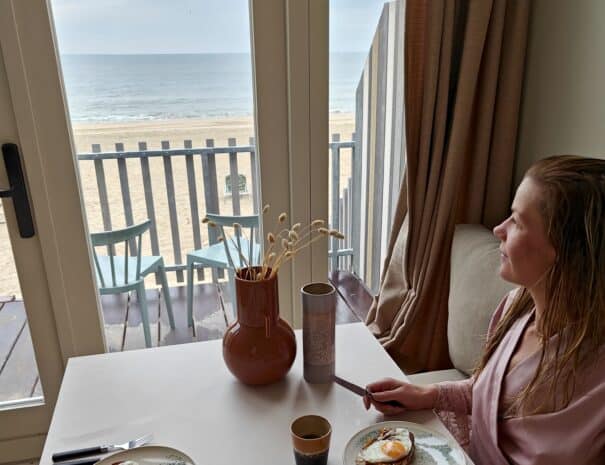 Ontbijten in het strandhuisje