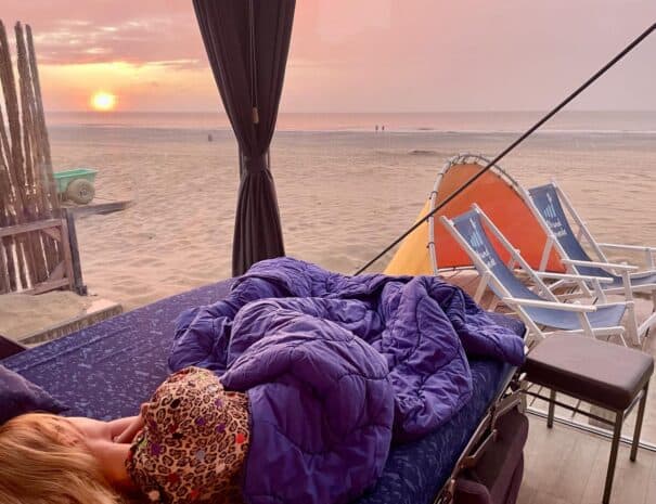 Vanuit bed genietend van de zonsondergang